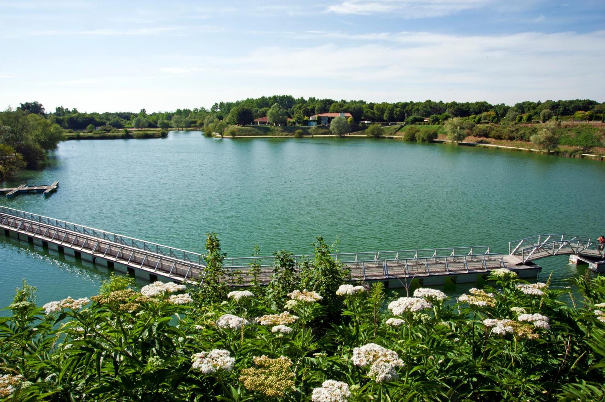 Les Jardins Du Lac Trizay Exteriör bild